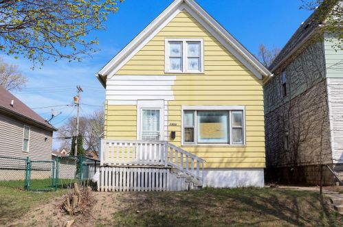 2958 19th St, Milwaukee, WI 53206-2115