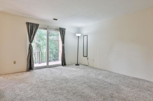 2 Louisburg Sq, Nashua NH  03060-6808 exterior