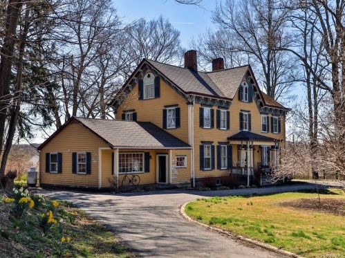2 Erie St, Camp Bell Hall, NY 10916-2702