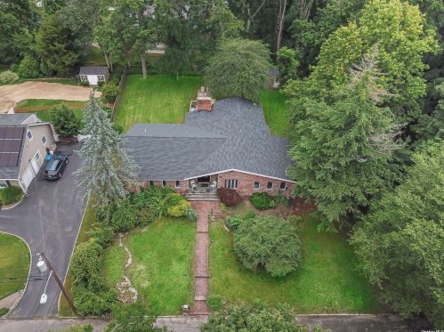 195 Franklin Rd, Oakdale NY  11769-2243 exterior