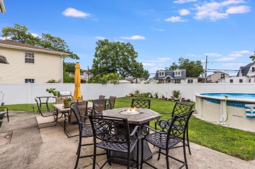 256 Walnut St, North Lindenhurst, NY 11757-4732