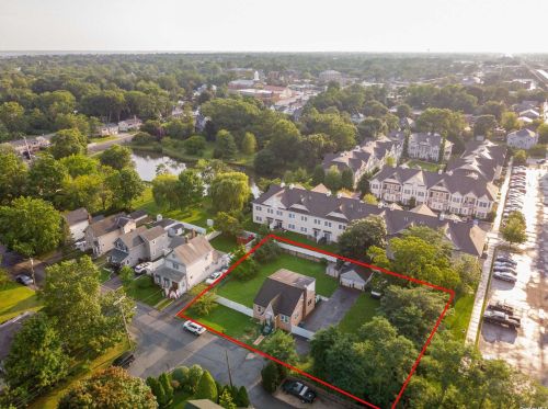 38 Lake St, Amityville, NY 11701-3014