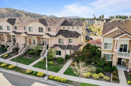 121 Jarvis Dr, Morgan Hill, CA 95037-5183