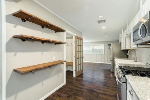 18 Lyncrest Dr, Galveston TX  77550-3215 exterior