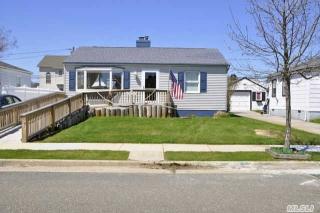 24 Polk St, Freeport, NY 11520-6232