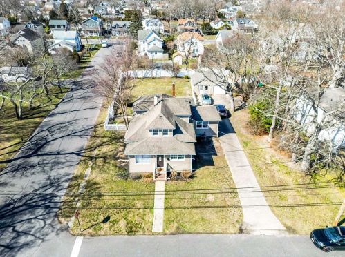 54 Division Ave, West Sayville, NY 11796-1302