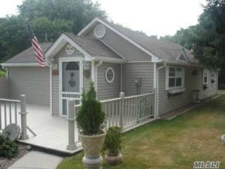 242 Montauk Hwy, East Moriches, NY 11940-1141
