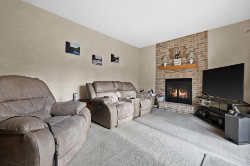 603 Fox Knoll Dr, Waterford, WI 53185-5022