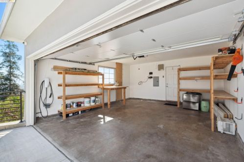 8017 Crest Ave, Oakland CA  94605-3611 exterior