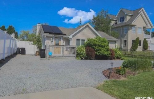 408 Vanderbilt Blvd, Oakdale, NY 11769-2038