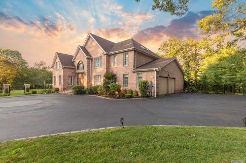 3 Susan Dr, Northport, NY 11768-2641