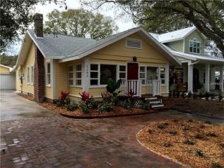 2282 Arlington St, Sarasota, FL 34239-2441