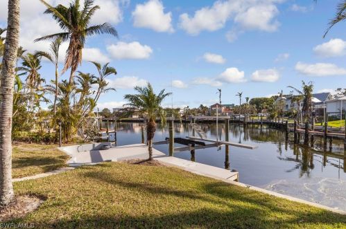 915 Limpet Dr, Sanibel, FL 33957-3807
