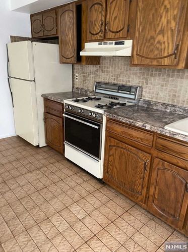 421 Central Blvd, Palisades Park NJ  07650-2293 exterior