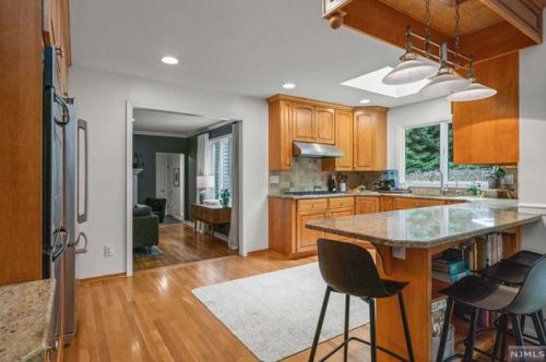 27 Hering Rd, Montvale NJ  07645-1226 exterior