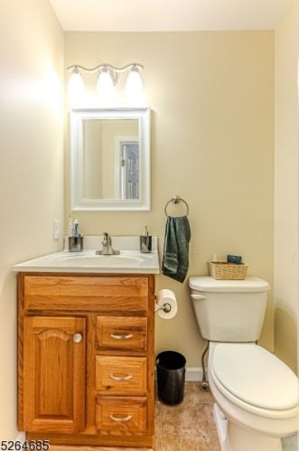 52 Riveredge Rd, Lincoln Park NJ  07035-2443 exterior