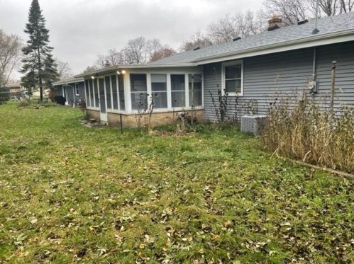 5433 Oxford Dr, Greendale, WI 53129-2555