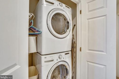 7328 Hampton Manor Pl, Springfield VA 22150-4921 exterior