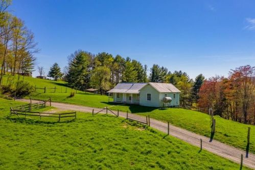 150 Crescent Ln, Hillsville, VA 24343-3692