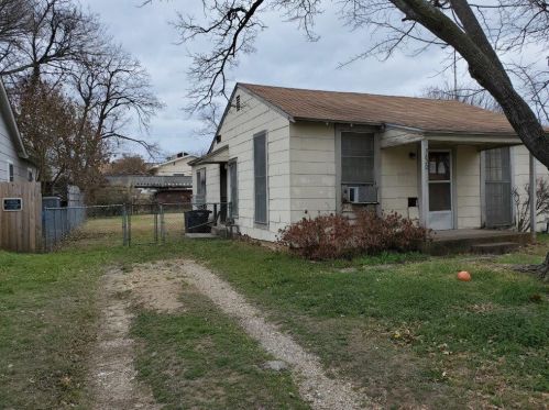 3820 6th Ave, Fort Worth, TX 76110-5002