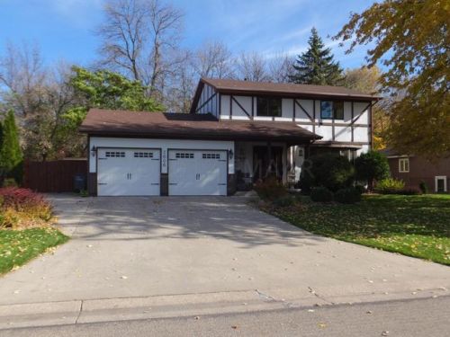 2606 Fairway Dr, Moorhead, MN 56560-1439