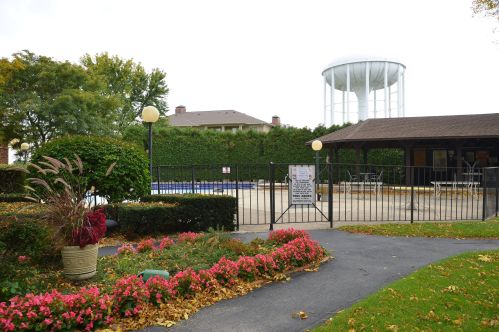 8515 Waterford Ave, Milwaukee WI  53228-2320 exterior