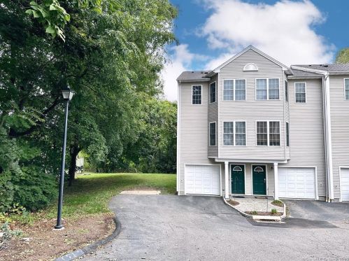 60 Grove St, Huntington, CT 06484-4126