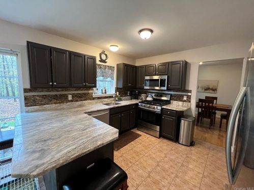 20 Dogwood Dr, Middletown NY 10940-1801 exterior