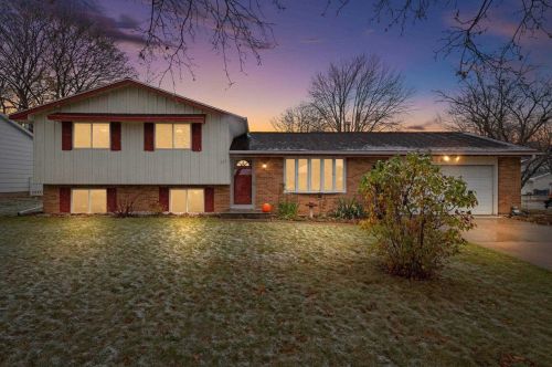 463 Vande Hei Rd, Green Bay, WI 54301-1235