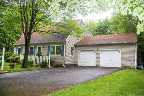86 Greenbriar Rd, Meriden, CT 06450-6812