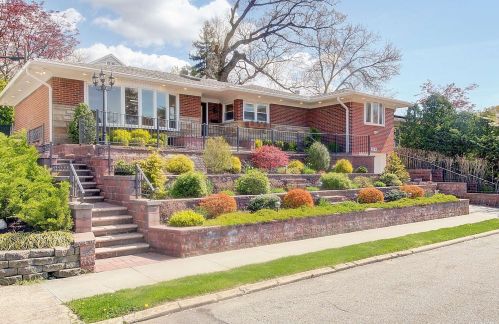 219-45 Stewart Rd, Jamaica, NY 11427-1107