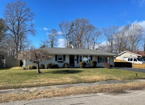 18 Arnold St, Holbrook, MA 02343-1802