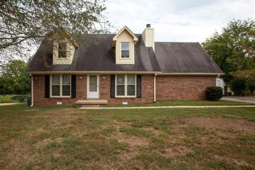 104 Summitt Dr, Columbia, TN 38401-6158