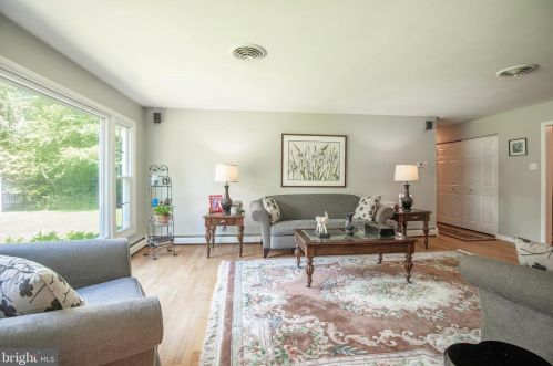 932 Queens Dr, Yardley PA  19067-4528 exterior