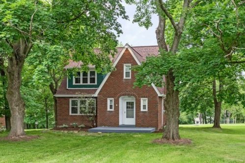 2396 Rochester Rd, Sewickley, PA 15143-4028