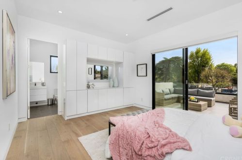 18067 Calvert St, Van Nuys CA 91316-1216 exterior