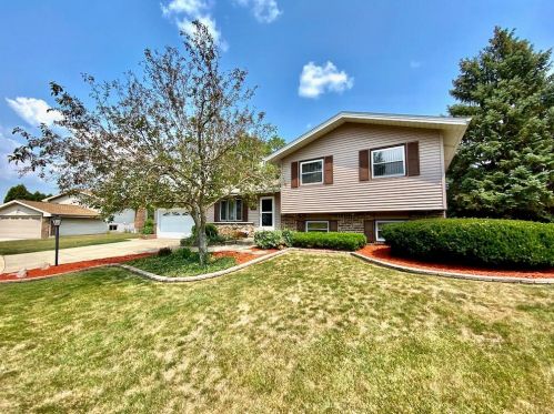 2905 Buckingham Ct, Waukesha, WI 53188-1388