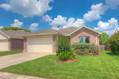 2829 Wakecrest Dr, Fort Worth, TX 76108-6907