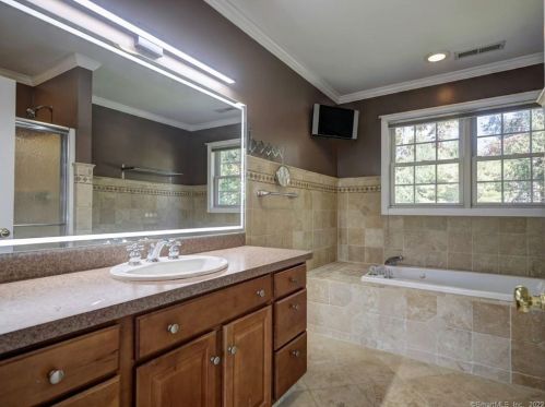 2 Dogwood Ln, Wallingford CT 06492-1953 exterior