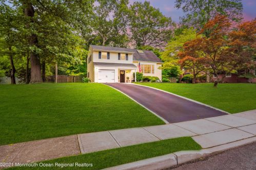 12 Copperfield Ct, Tinton Falls, NJ 07712-3719