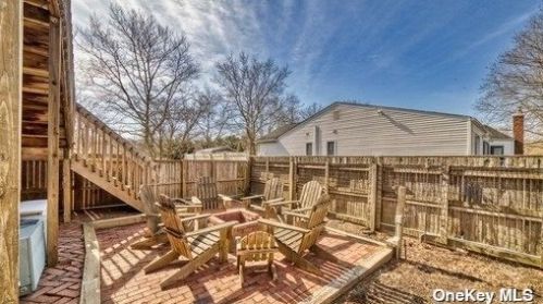 69 Granada Cir, Mount Sinai NY  11766-2810 exterior