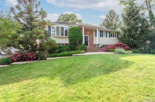 4 Olympia Ct, Elwood, NY 11731-4017