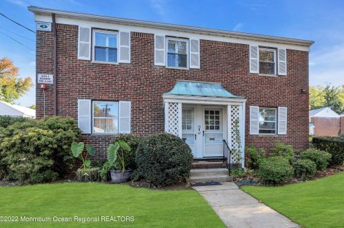 53 Manor Dr, Tinton Falls, NJ 07712-2568