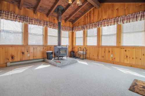 13 Harvey Rd, Londonderry NH  03053-7412 exterior