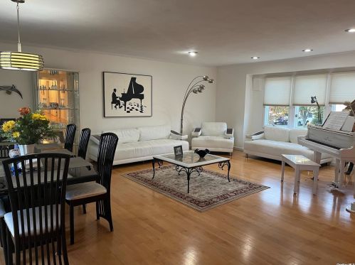 28 Hammond Rd, Elwood NY  11731-4810 exterior