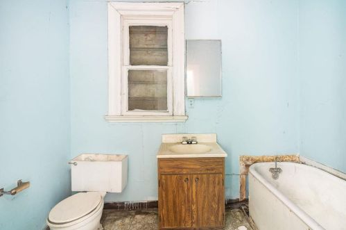 4712 International Blvd, Oakland CA  94601-5239 exterior