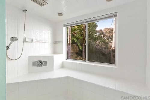 2125 Locust St, San Diego CA  92106-1622 exterior