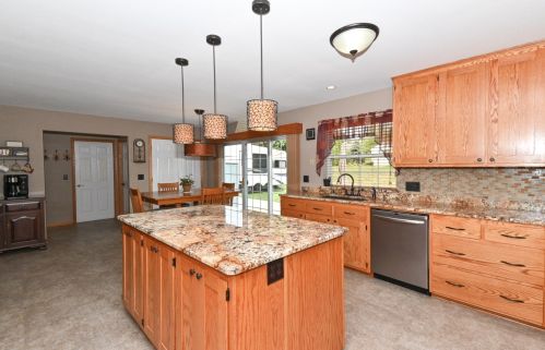 28842 Stone Ridge Ct, Waterford WI  53185-5609 exterior