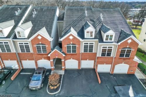 22 De Bruyle Ct, Paterson, NJ 07506-2261