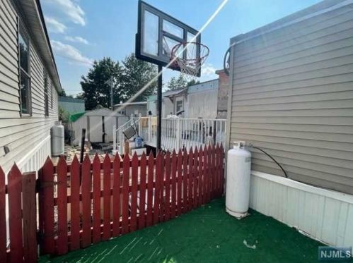 8 3rd St, Moonachie NJ  07074-1840 exterior